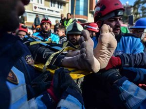 Kahramanmaraş’ta 3 Kişi Depremin 84’üncü Saatinde Enkazdan Sağ Çıkartıldı