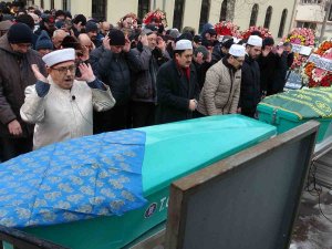 Depremde Enkaz Altında Kalarak Hayatlarını Kaybeden Anne İle Oğlu Toprağa Verildi