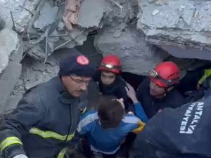 Hatay’da 21 Yaşındaki Genç 84’üncü Saatte Enkazdan Sağ Çıkarıldı