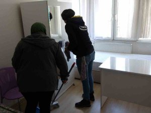 Burdur’da Depremzedeler İçin Hazırlanan Evleri Gönüllü Olarak Temizliyorlar