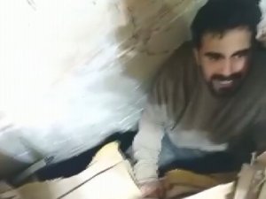 Asansör Boşluğundan İnip, Enkazdaki Genci Kurtardılar