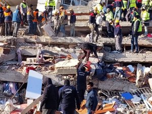 Toroslar Belediyesi Ekipleri, Kırıkhan’da Küçük Çocuğu Enkazdan Sağ Olarak Kurtardı