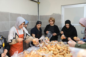 Rize'de liseliler depremzedeler için günlük 10 bin ekmek üretiyor