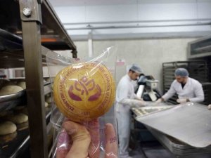 Liseli Öğrenciler Depremzedeler İçin Ekmek Yapıyor