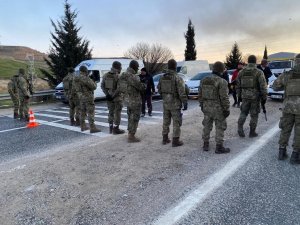 Msb: "10’uncu Komando Tugayımız Adıyaman’da Araçların Emniyetli Geçişlerini Sağlamaya Devam Ediyor."