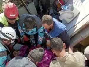 Hatay’da Sevindirici Haber: 83 Saat Sonra Polis Memuru Gülşah Enkazdan Kurtarıldı