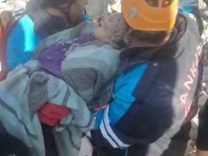 Bir Yaşındaki Ela Kurtarıldı, Dışarı Çıkınca Uykuda Esnedi