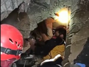 Madenciler, 7 Saatte Enkaz Altında Ulaştıkları Kız Çocuğuna Elleriyle Su İçirdi