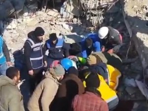 Enkazdan Sağ Çıkartılan 3 Kardeşten Biri Hayatını Kaybetti