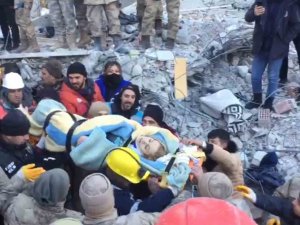 Malatya Ekibi 15 Yaşındaki Çocuğu 85 Saat Sonra Enkazdan Sağ Çıkarıldı