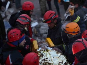 Hatay’da Abla Kardeş 86’ıncı Saatte Enkazdan Sağ Çıkarıldı