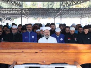 Diyanet İ̇şleri Başkanı Erbaş, Depremde Hayatını Kaybeden Anne Ve Oğlunun Cenaze Namazını Kıldırdı