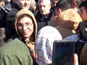 Depremden Ayakkabı Giyemeden Kaçan Çocuklara Bakan Soylu Sahip Çıktı