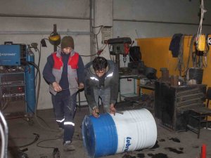 Depremzedeler Ve Yardım Ekipleri İçin Soba Üretiyorlar