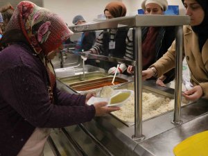Yurtlarda Konaklayan Depremzedeler: “En Önemlisi Dışarıda Değiliz, Sıcacık Bir Ortamda Yaşıyoruz”