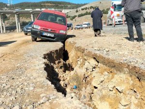 Depremde Yol Yarıldı, Ticari Araç İçine Düştü