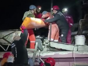Hatay’da 8 Yaşındaki Ali 87 Saat Sonra Enkazdan Sağ Çıkarıldı
