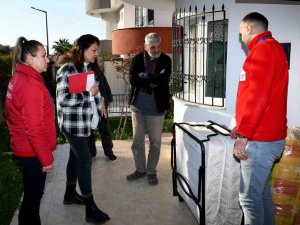 Kuşadası Belediyesi İlçeye Gelen Depremzedelere Yardım Malzemesi Desteğinde Bulunuyor