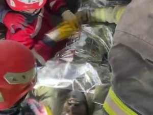 Enkaz Altında Yaşam Mücadelesi Veriyordu, 89 Saat Sonra Kurtarıldı