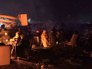 Hatay’da Depremzedeler Dondurucu Soğukta Geceyi Ateş Başında Geçiriyor