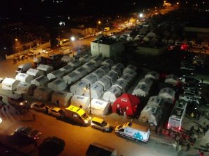 Nurdağı’nda Afetzedeler Geceyi Kurulan Çadır Kentte Geçiriyor