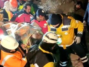 Eşi Ve 3 Çocuğunu Kaybeden Müdür Enkazdan Sağ Çıkartıldı