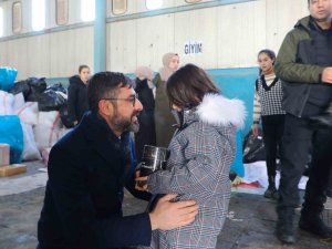 9 Yaşındaki Minik Zeynep Kumbarasını Depremzedeler İçin Bağışladı
