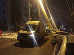 Bunalımda Olan Şahıs, Evdeki Eşyalarını Camdan Attı