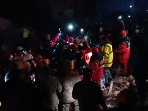 55 Yaşındaki Kadın Enkazdan 90 Saat Sonra Kurtarıldı