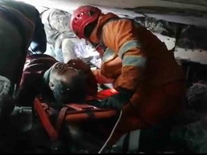 Hatay’da 89 Saat Sonra Bir Kişi Enkazdan Sağ Çıkarıldı
