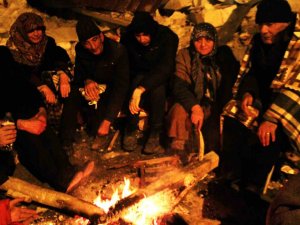 Eksi 9 Derecede Enkaz Bölgesinde Ateş Başında Bekliyorlar