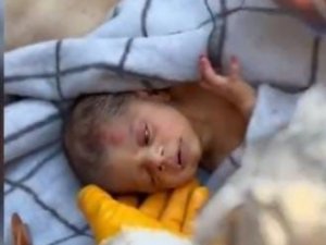 20 Günlük Bebek Avucunda Annesinin Saçları İle Enkazdan Çıkarıldı