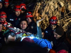 Hatice Depremden 92 Saat Sonra Kurtarıldı, El Sallayarak Çıktı