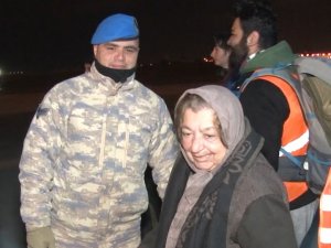 Kahramanmaraş’taki 210 Depremzede Daha Türk Silahlı Kuvvetleri’ne Ait Uçakla İ̇stanbul’a Getirildi