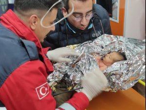 Hatay’da 90 Saat Sonra 10 Günlük Yağız Bebek Ve Annesi Enkazdan Sağ Çıkartıldı