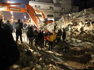 94 Saat Sonra Enkaz Altından Yürüyerek Çıktı, Enkaz Altında Yakınlarını Bekleyenlere Umut Oldu