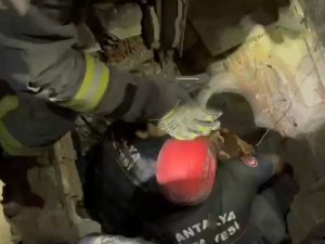 99 Ve 101’inci Saatlerde Maraş’ta İki Kız Kardeşi Enkazdan Canlı Çıkarıldı