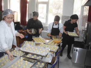 Okulları Tatil Ama Onlar Depremzedeler İçin Kumanya Hazırlıyor