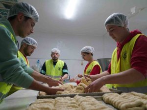 Öğrenciler Depremzedeler İçin Her Gün 5 Bin Simit Üretmeye Başladı