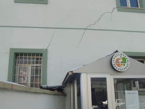 Kayseri’de Belediye Binası Da Depremden Etkilendi