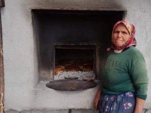 Selendili’de Kadınlar Depremzedeler İçin Ekmek Yapıyor