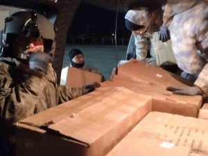 Mehmetçik Yardım Malzemelerini Deprem Bölgesine Ulaştırıyor