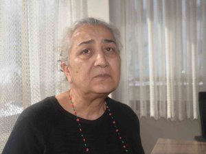 Yakınları Göçük Altında Olan Kadın Depremzedelere Bir Nebze Yardımcı Olabilmek İçin Canla Başla Çalışıyor