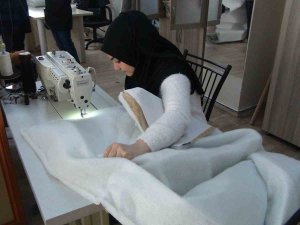 Bağışlanan Kumaşlar Depremzedelere Battaniye Oluyor