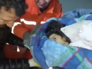 8 Yaşındaki Asya 96 Saat Sonra Enkazdan Sağ Olarak Kurtarıldı