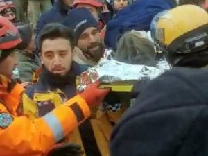 İ̇srail Arama Kurtarma Ekibi 102 Saat Sonra Bir Vatandaşı Enkazdan Sağ Çıkardı