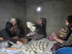 Yüksekovalı Kadınlardan Depremzedeler İçin Ekmek Pişirme Seferberliği