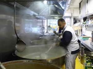 Depremzedeler İçin Her Gün 70 Bin Kişilik Sıcak Yemek