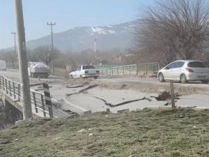 Deprem Yollarda Büyük Hasar Oluşturdu