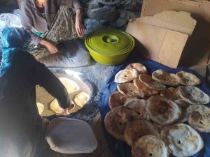 Hakkarili Kadınlar Pişirdikleri Ekmekleri Deprem Bölgesine Gönderdi